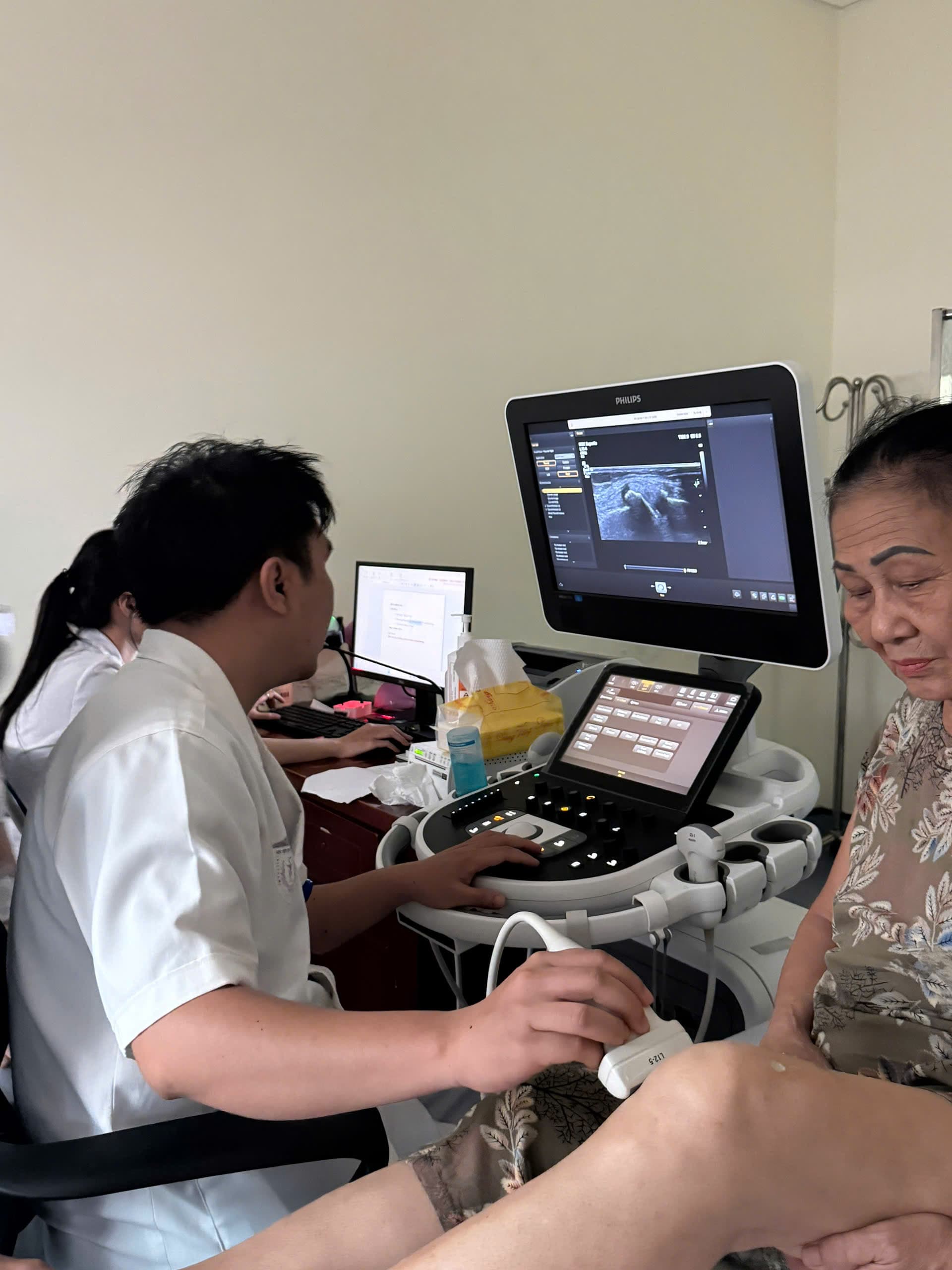 Bác sĩ đang vận hành thiết bị chẩn đoán hình ảnh tại bệnh viện